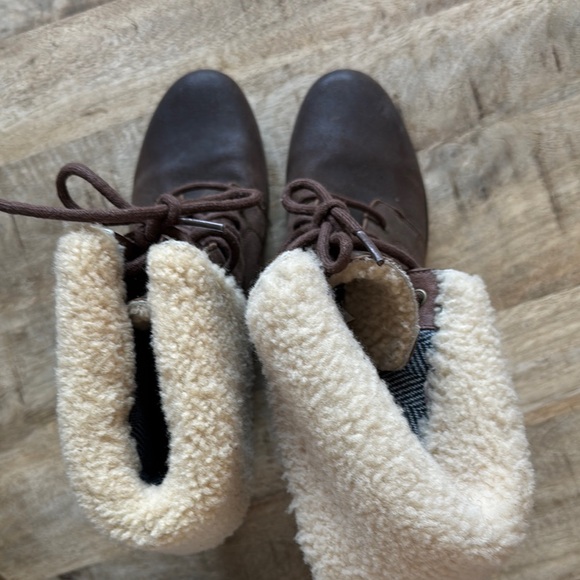 Cozy Brown Boots with Cream Lining - Picture 1 of 3